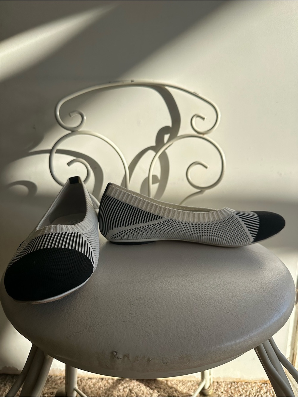 CHANEL Black and Cream Knit Ballet Flats with CC Logo - Picture 5 of 12